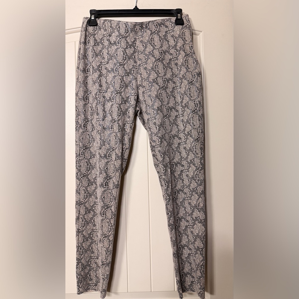 Chic Serpent Pattern Leggings - Black and White